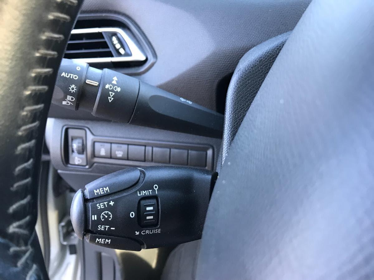 Peugeot 308 SW 1.6 Blue HDI · Ano 2015 — imagen 23