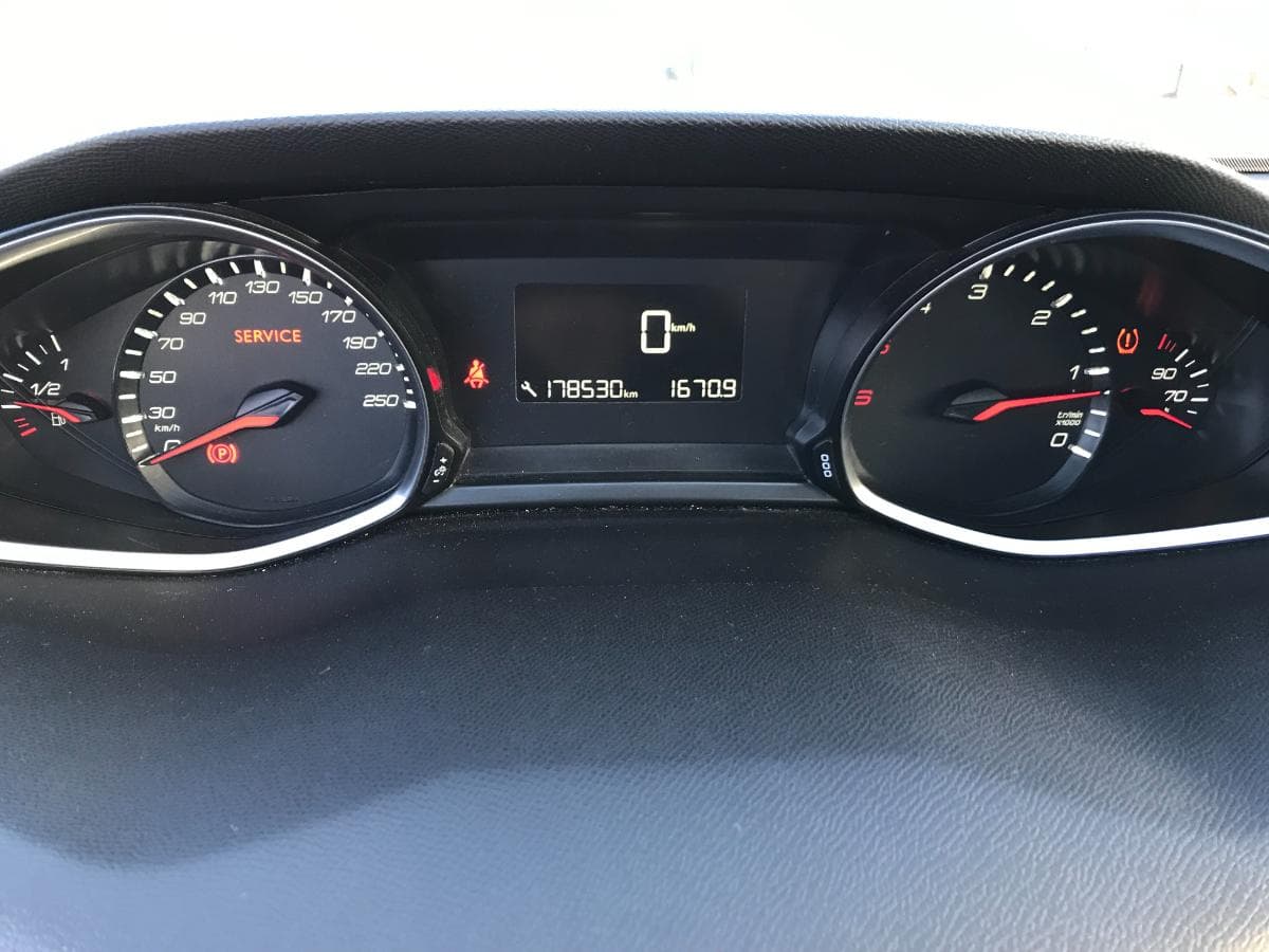 Peugeot 308 SW 1.6 Blue HDI · Ano 2015 — imagen 26