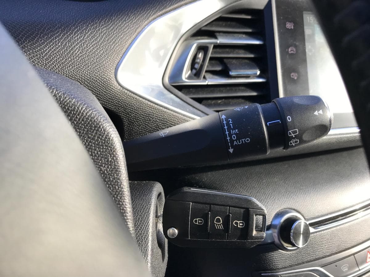 Peugeot 308 SW 1.6 Blue HDI · Ano 2015 — imagen 28
