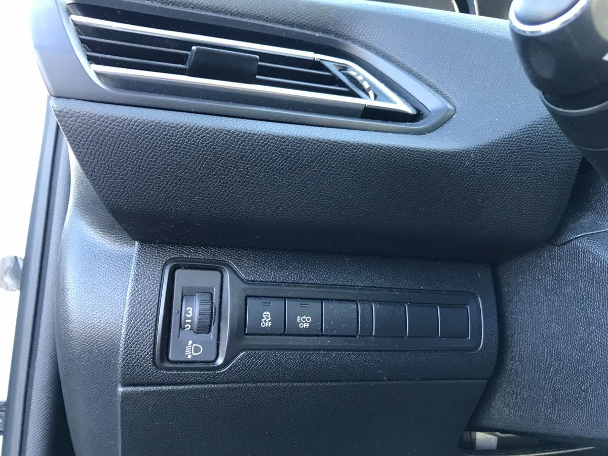 Peugeot 308 SW 1.6 Blue HDI · Ano 2015 — imagen 30