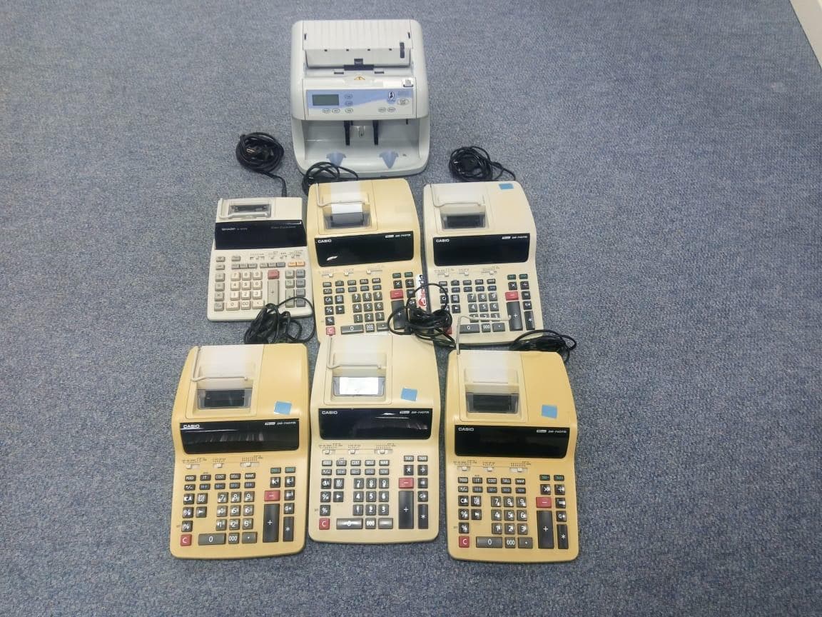 calculadoras de mesa e máquina de contar dinheiro. · — imagen 1