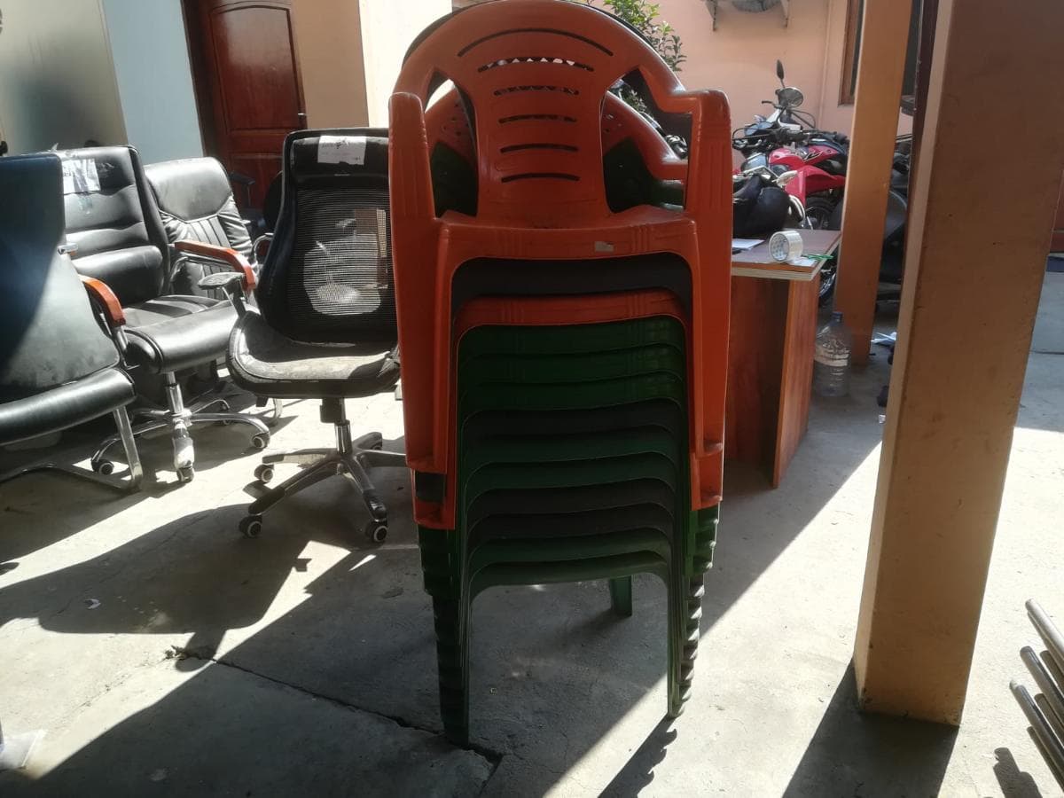 Cadeiras plásticas  · — imagem 1
