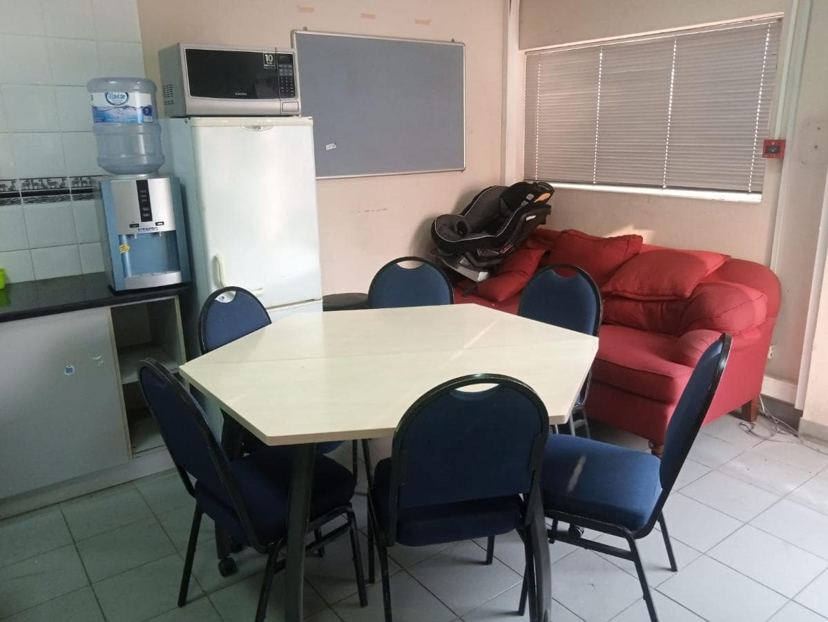 Mobiliário e electrodomésticos · — imagem 1