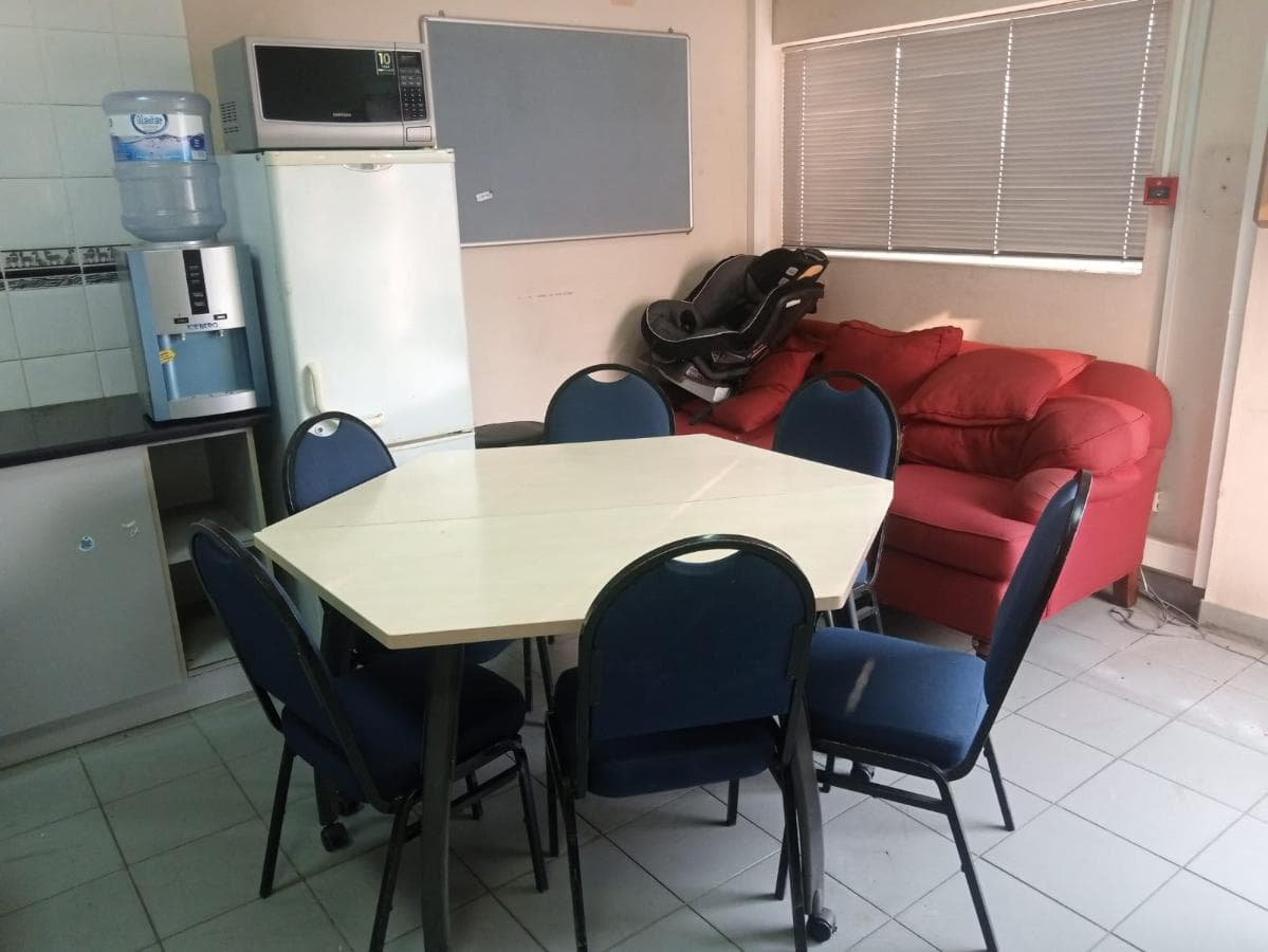 Mobiliário e electrodomésticos · — imagem 2