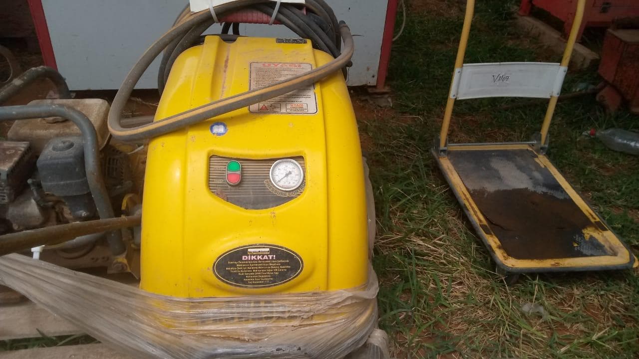 Máquina de pressão de água ·