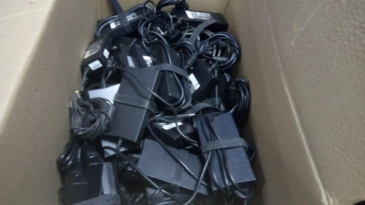 Carregadores de decoder e laptops · — imagem 1