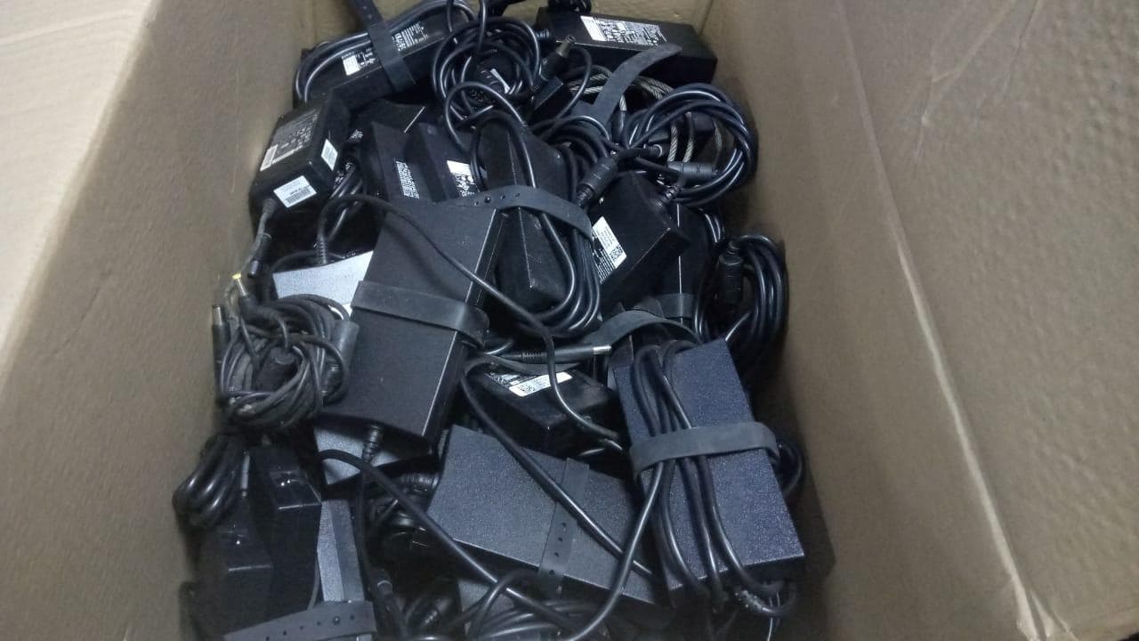 Carregadores de decoder e laptops · — imagem 2