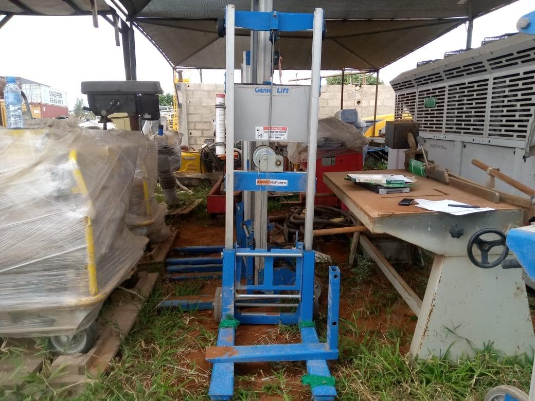 Elevador manual Genie Lift ·