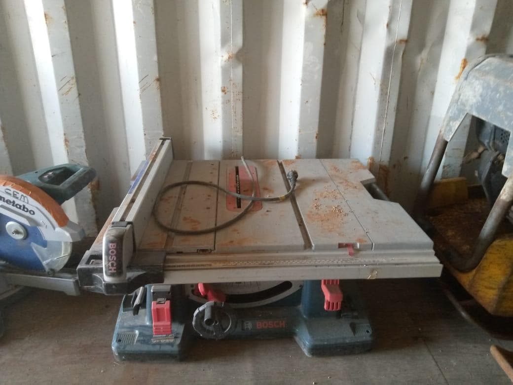 Wood cutting machine ·