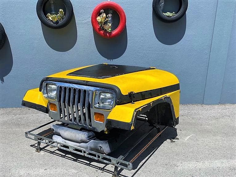 Frente de Jeep secretária