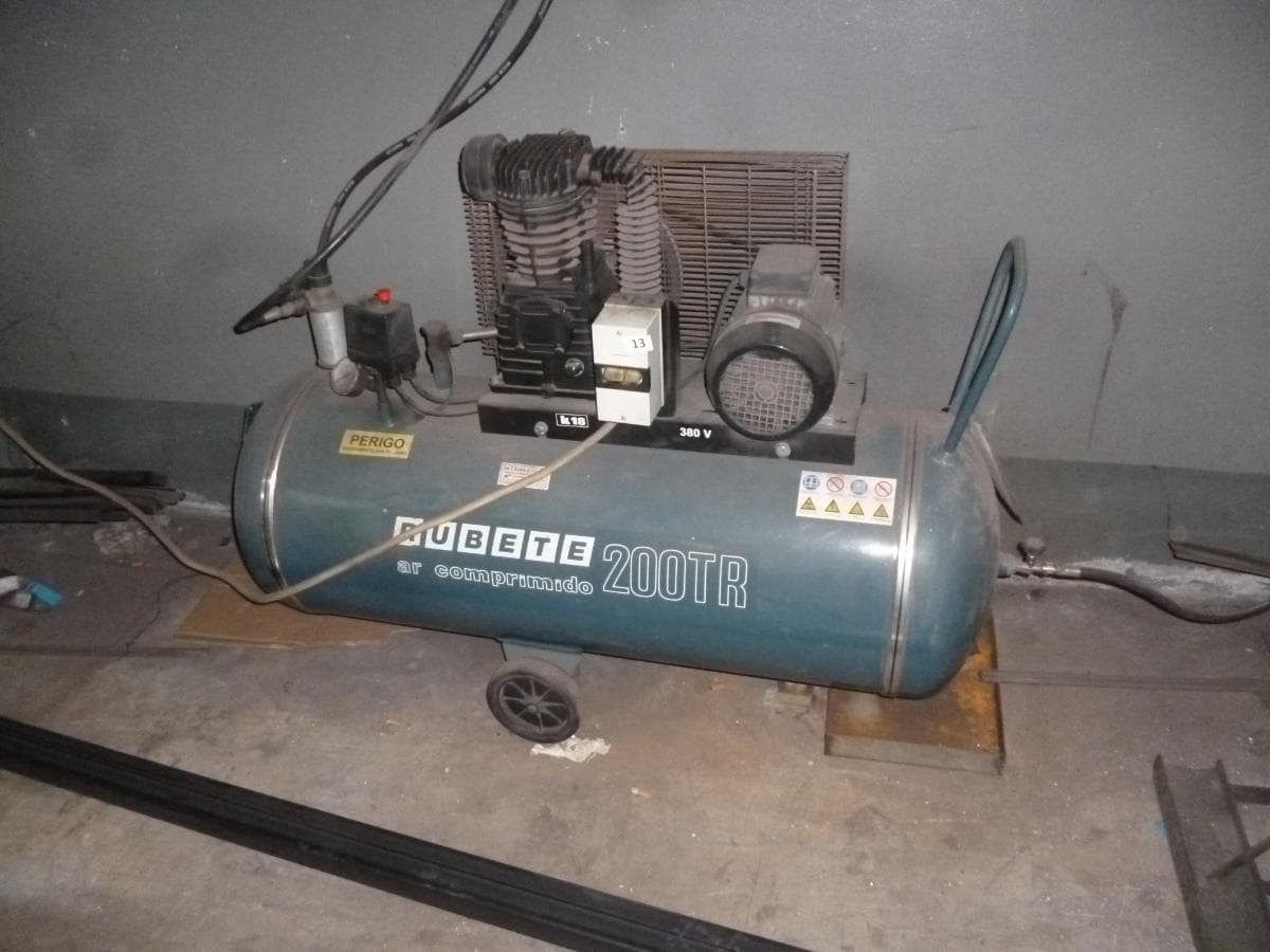 Compressor + Serrote de disco + Máquina de furar de coluna + Aparelhos de soldar