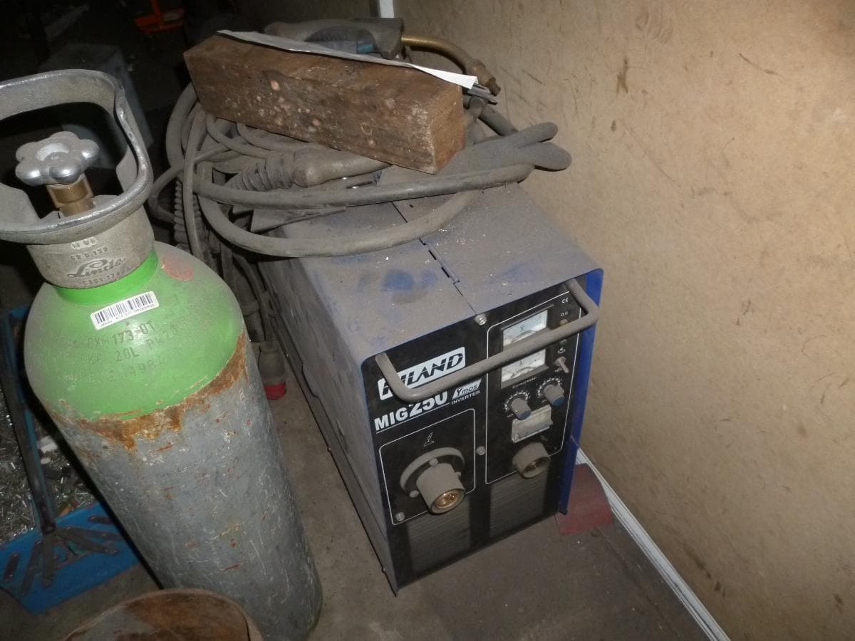 Compressor + Serrote de disco + Máquina de furar de coluna + Aparelhos de soldar — imagem 11