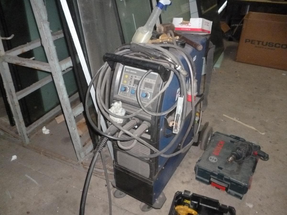 Compressor + Serrote de disco + Máquina de furar de coluna + Aparelhos de soldar — imagem 17