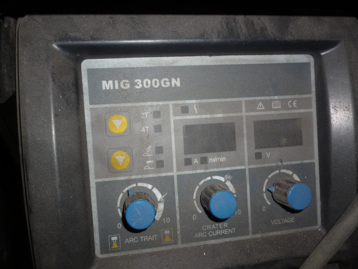 Compressor + Serrote de disco + Máquina de furar de coluna + Aparelhos de soldar — imagem 19