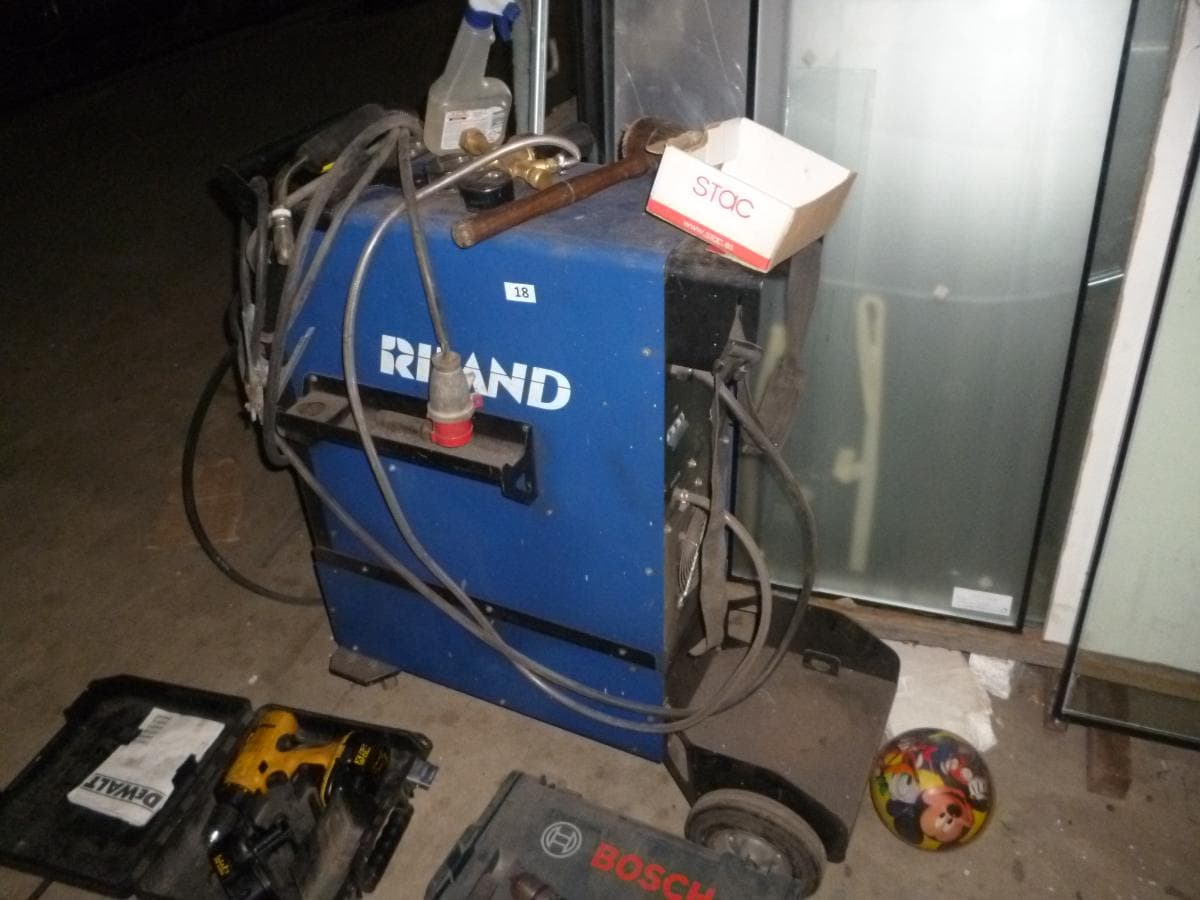 Compressor + Serrote de disco + Máquina de furar de coluna + Aparelhos de soldar — imagem 12