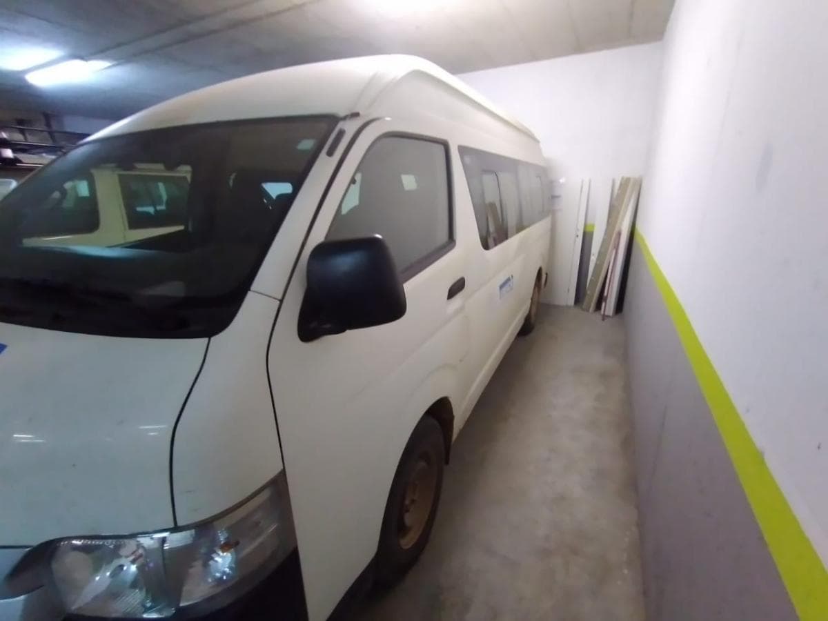 Toyota HIACE — image 2