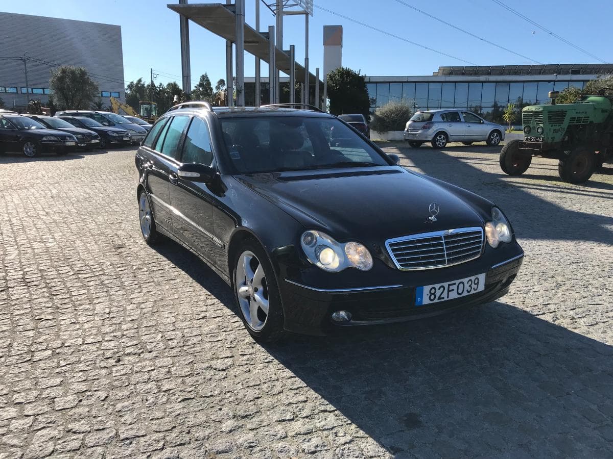 Mercedes-Benz C 270 CDI · Ano 2003