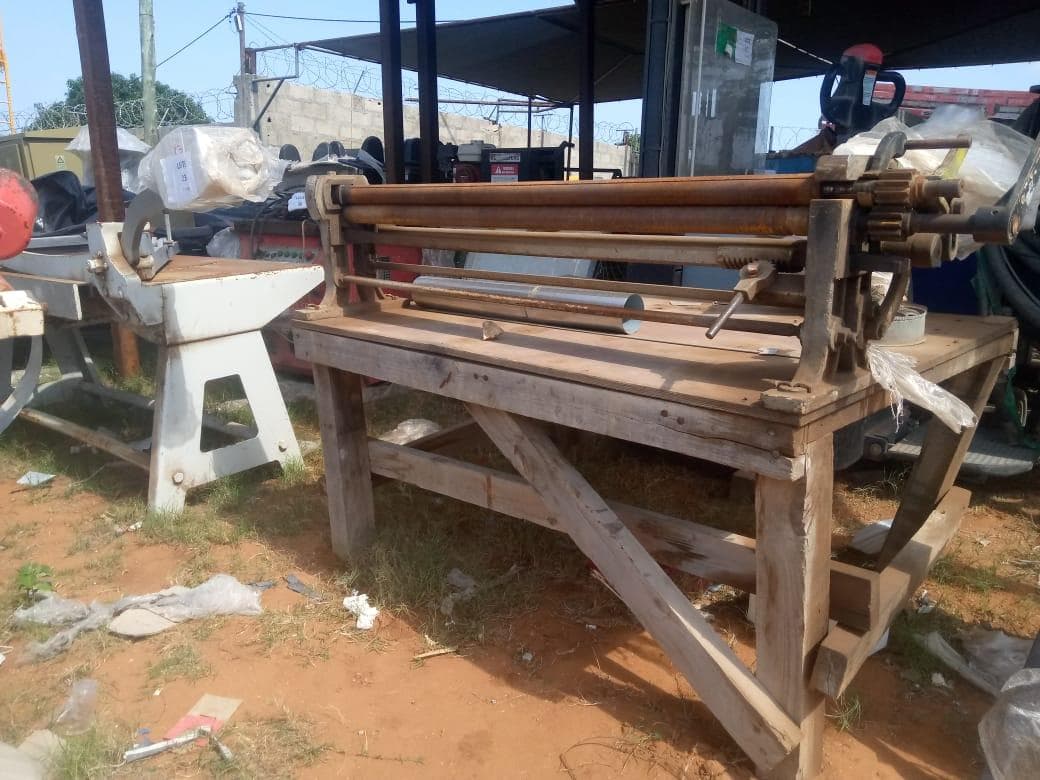 Maquina de dobrar chapas e fazer ondulações · — image 2