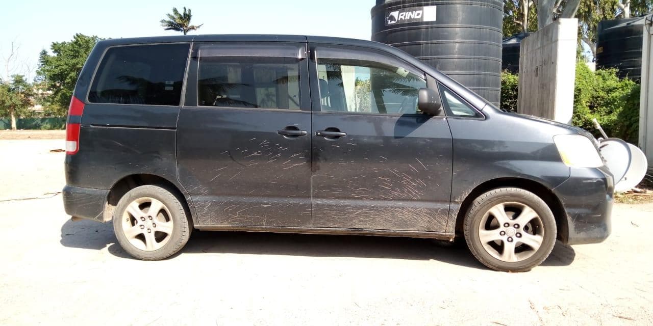 Toyota Noah · — image 2