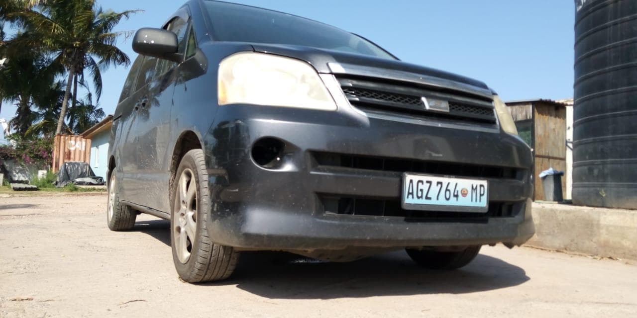 Toyota Noah · — image 3