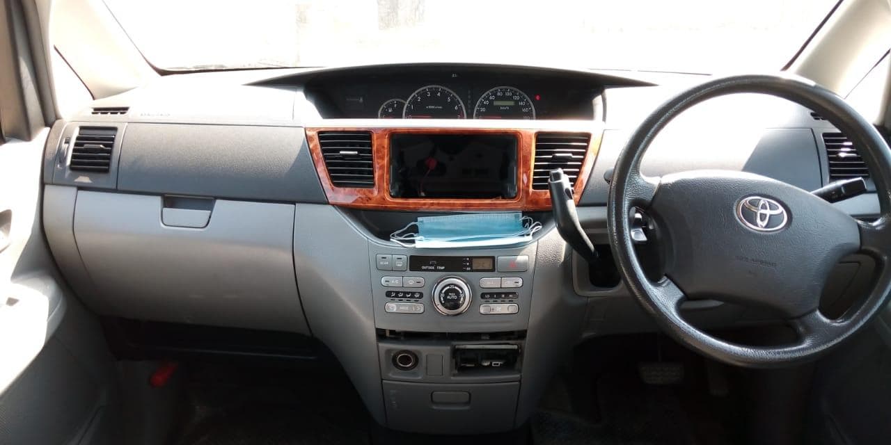Toyota Noah · — image 5