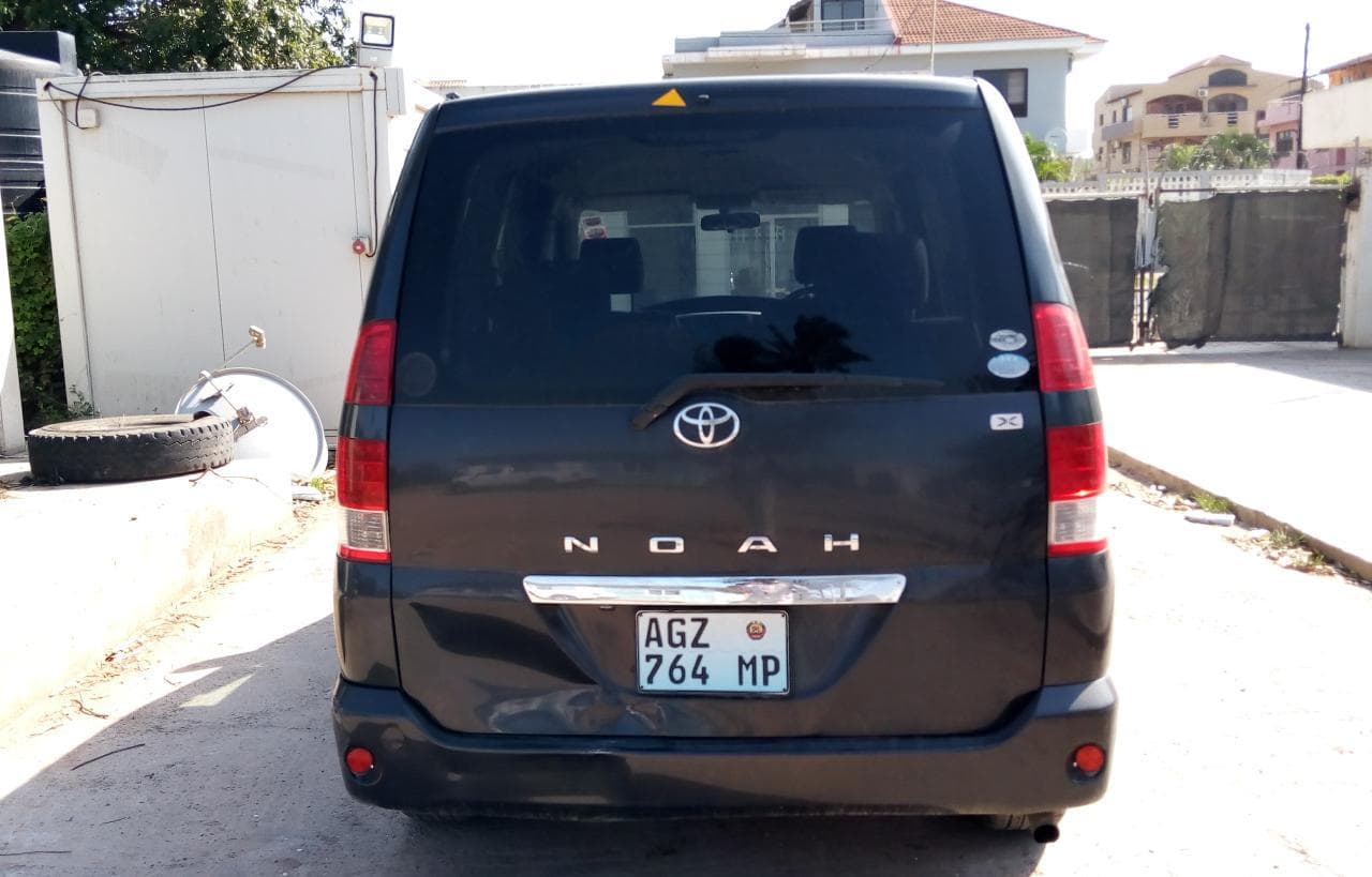 Toyota Noah · — image 8