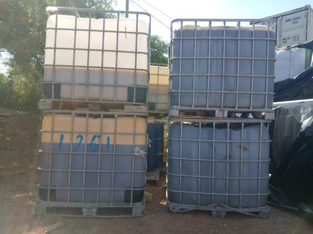Tanques plásticos de água ·