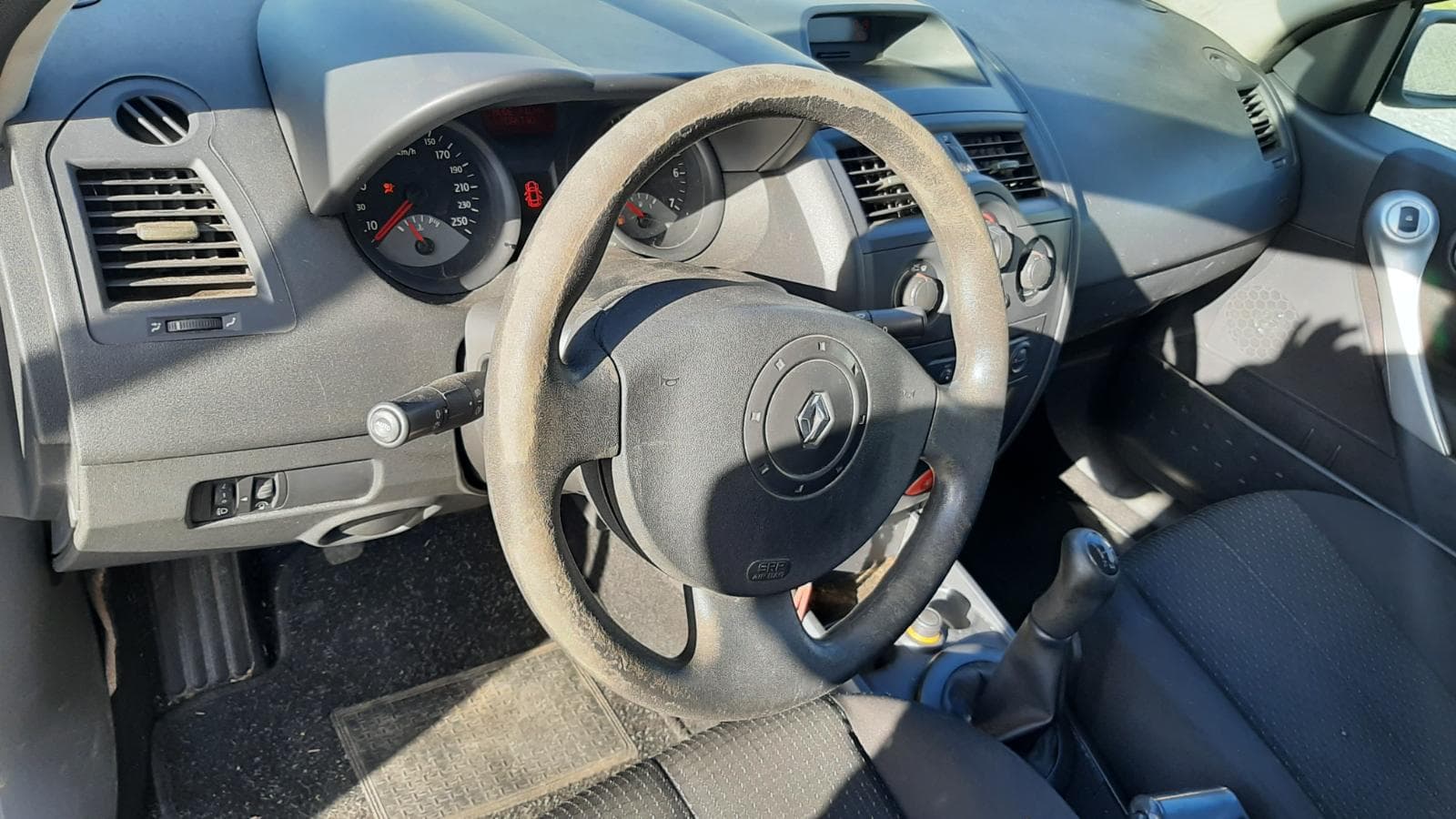 Renault Mégane 1.5 DCI · Ano 2004 — image 31