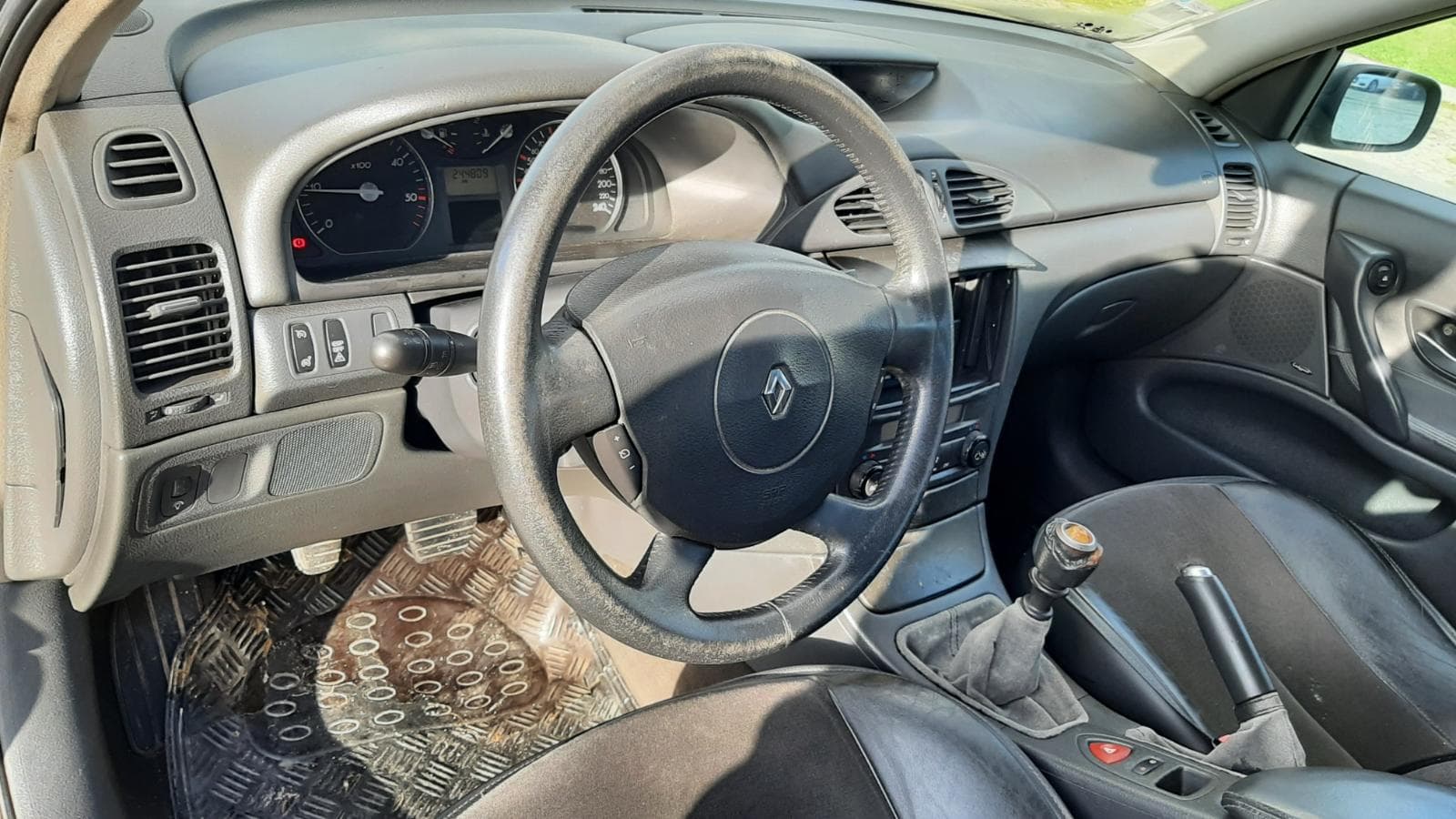 Renault laguna 1.9 DCI · Ano 2004 — imagen 23