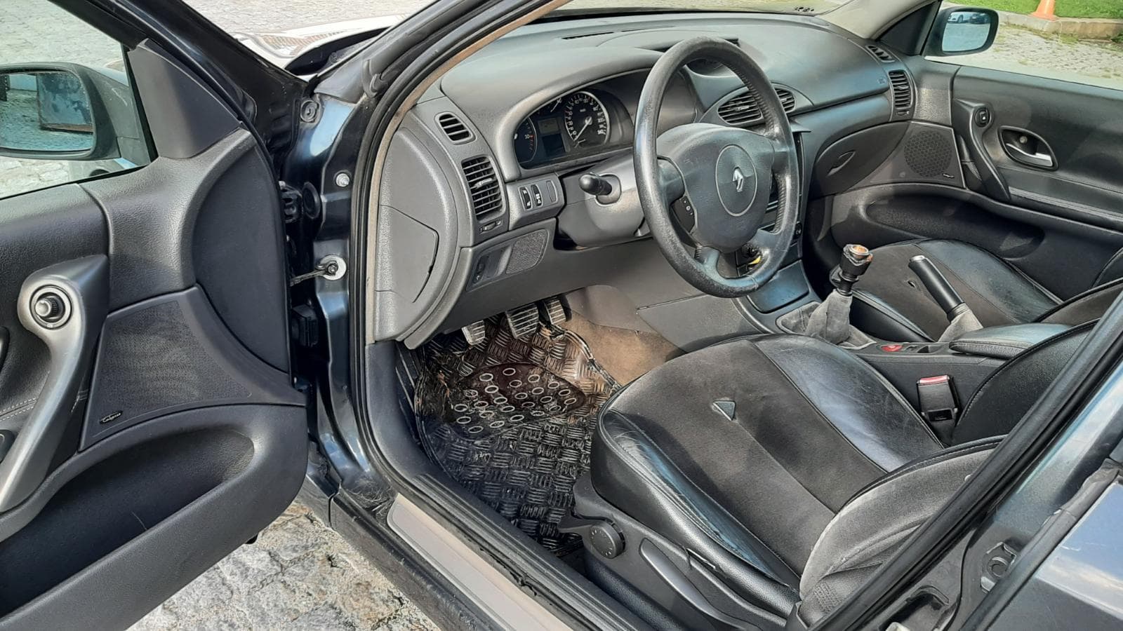 Renault laguna 1.9 DCI · Ano 2004 — imagen 17