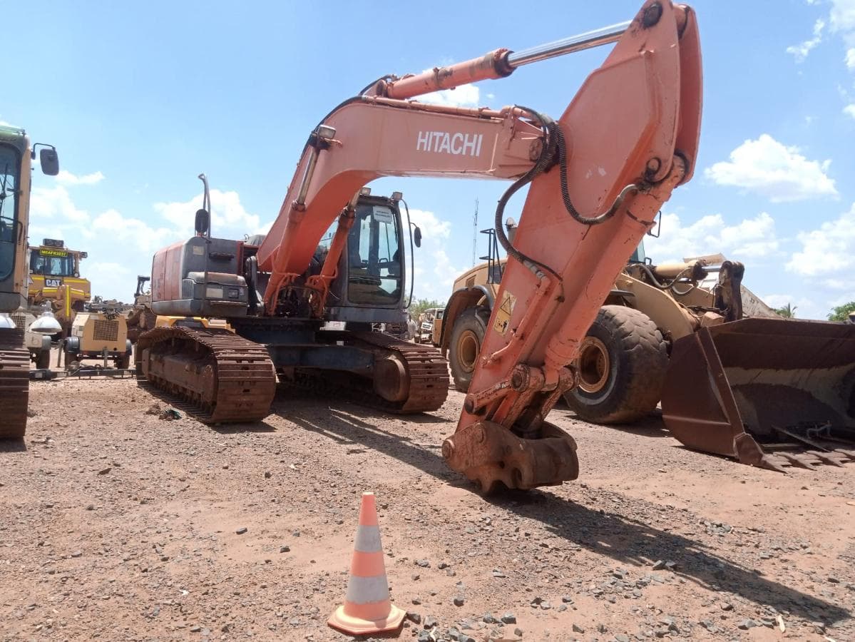 Excavadora de orugas 30 T · Mocuba