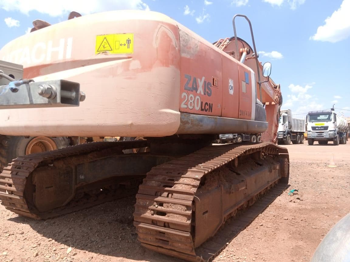 Escavadora de Rastos 30 T · Mocuba — imagem 3