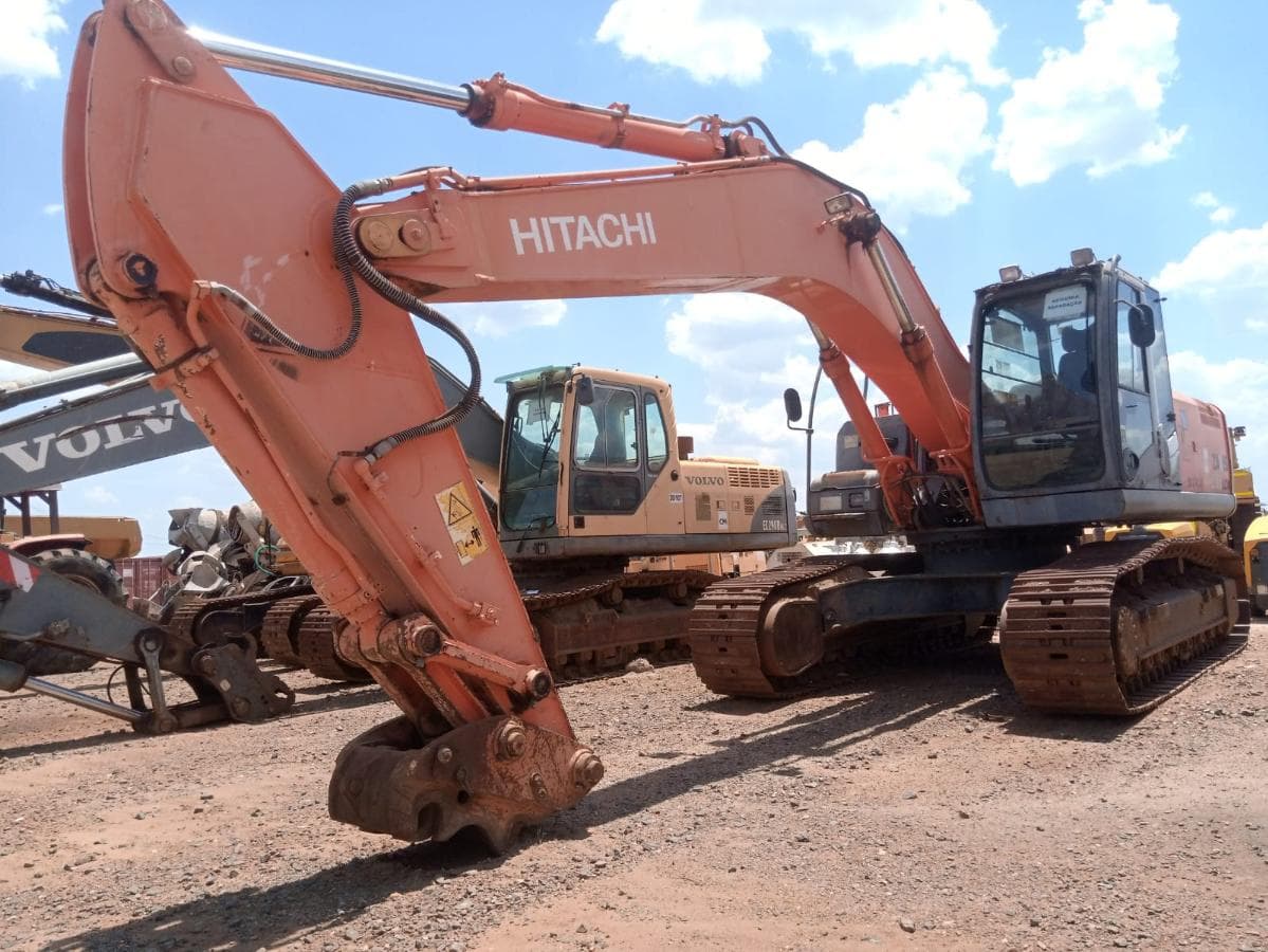 Escavadora de Rastos 30 T · Mocuba — imagem 2