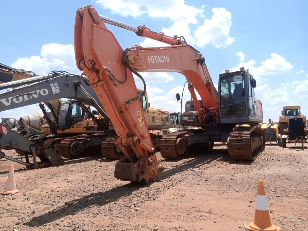 Escavadora de Rastos 30 T · Mocuba — imagem 5