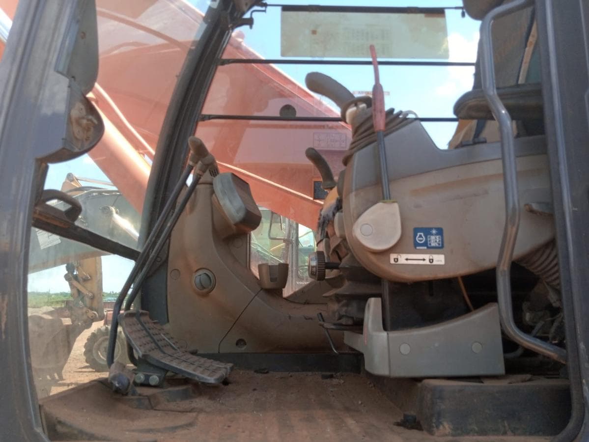 Escavadora de Rastos 30 T · Mocuba — imagem 6