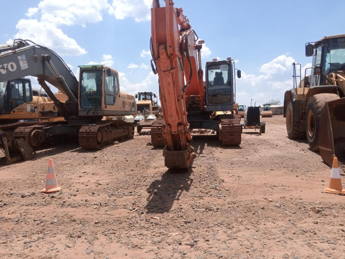 Escavadora de Rastos 30 T · Mocuba — imagem 10