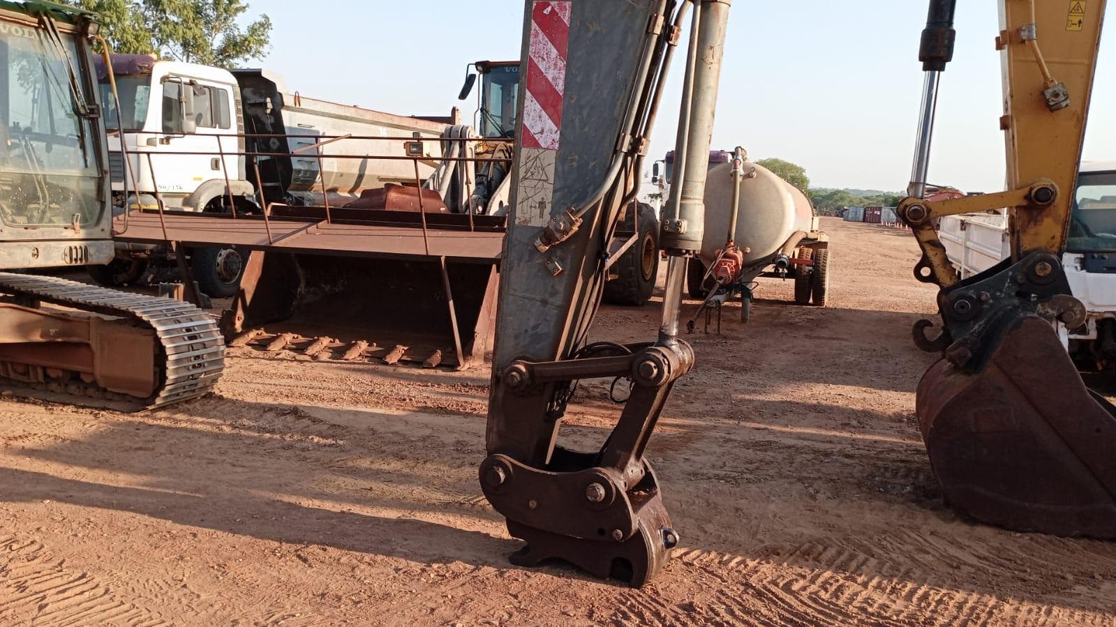 Escavadora de Rastos 20 T · Mocuba — imagen 11