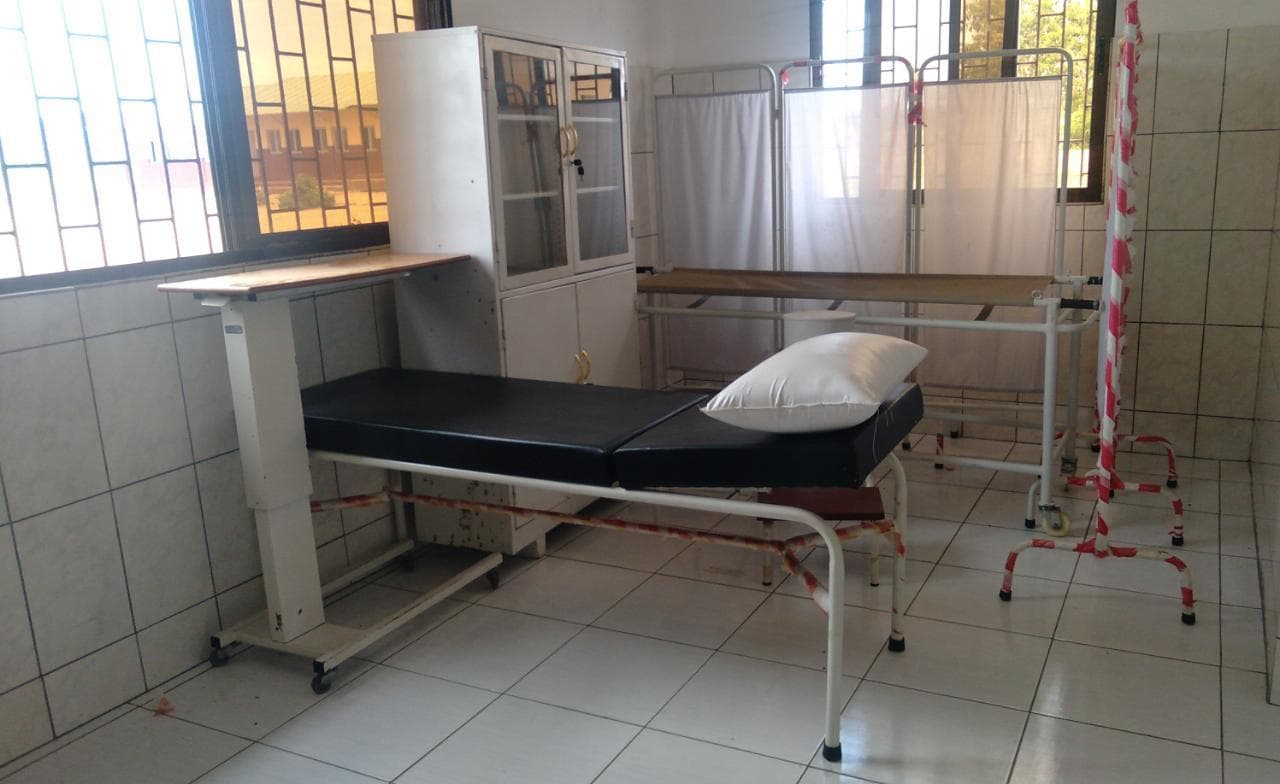 Cama hospitalar, almofada, maca, separadores, armário  metálico e mesa de leito ·