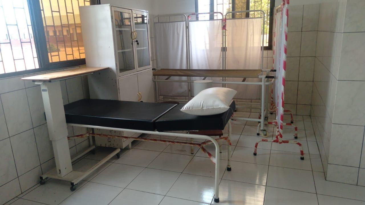 Cama hospitalar, almofada, maca, separadores, armário  metálico e mesa de leito · — imagem 2