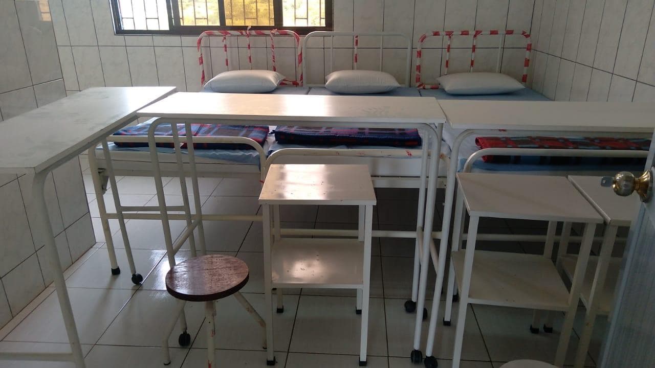 Camas hospitalarias, mesas de cabecera, estantes, mantas, almohadas y taburete. · — imagen 2