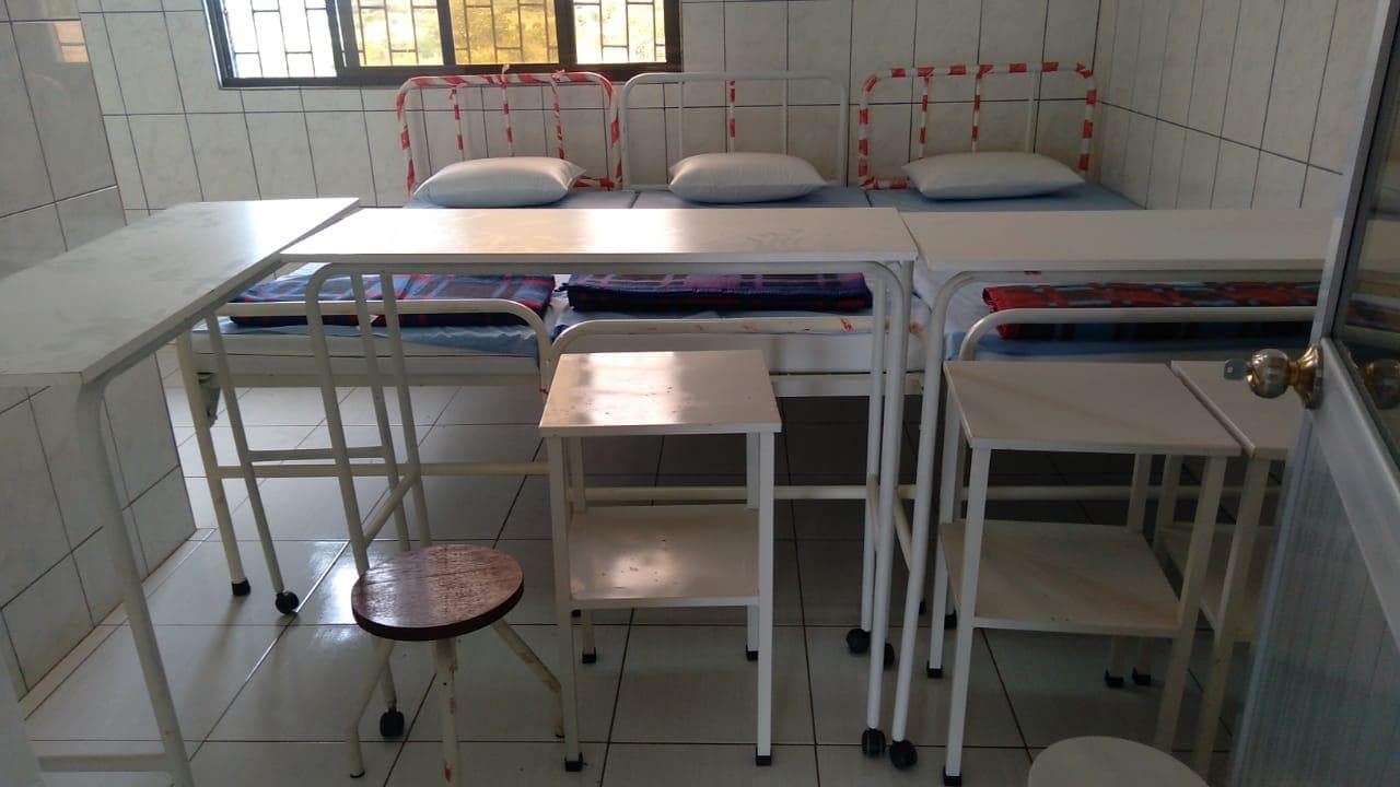 Camas hospitalares, mesas do leito, estantes, cobertores, almofadas e banquinho. ·
