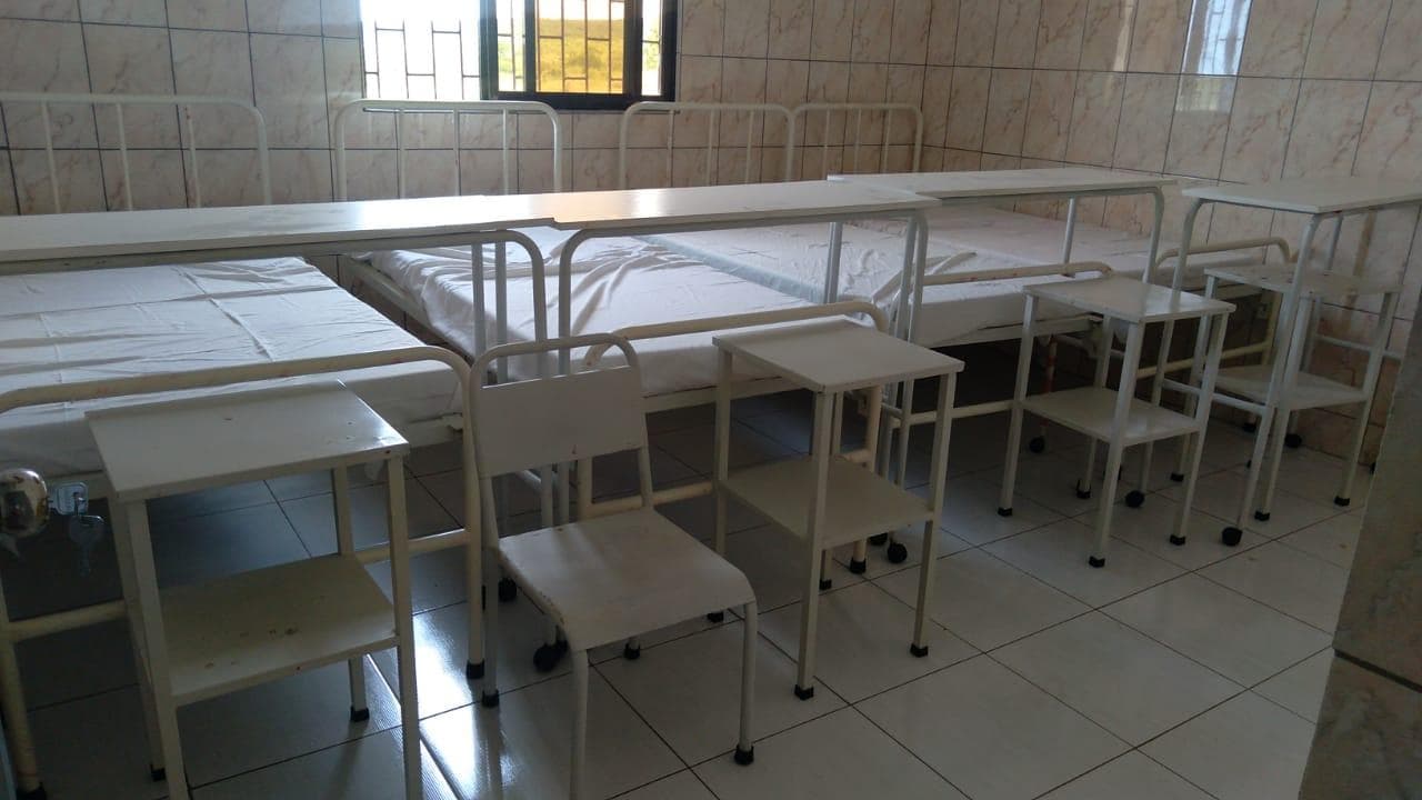Camas hospitalares, mesas do leito, estantes e cadeira metálica · — imagem 2