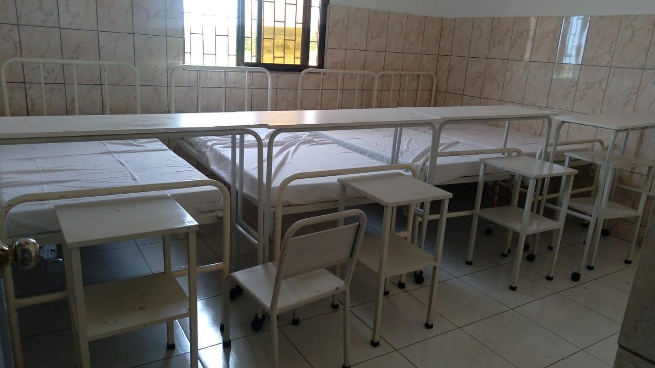 Camas hospitalares, mesas do leito, estantes e cadeira metálica ·