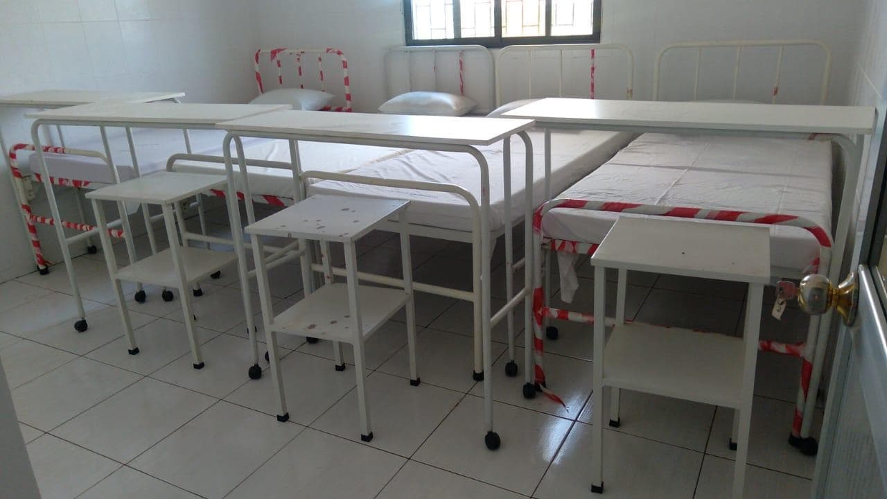 Camas hospitalares, mesas do leito, almofadas e estantes. · — imagem 2