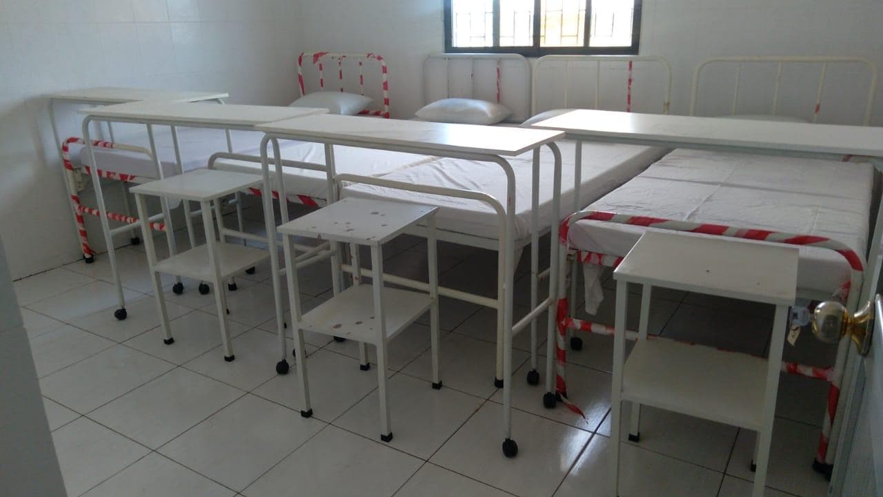 Camas hospitalares, mesas do leito, almofadas e estantes. ·