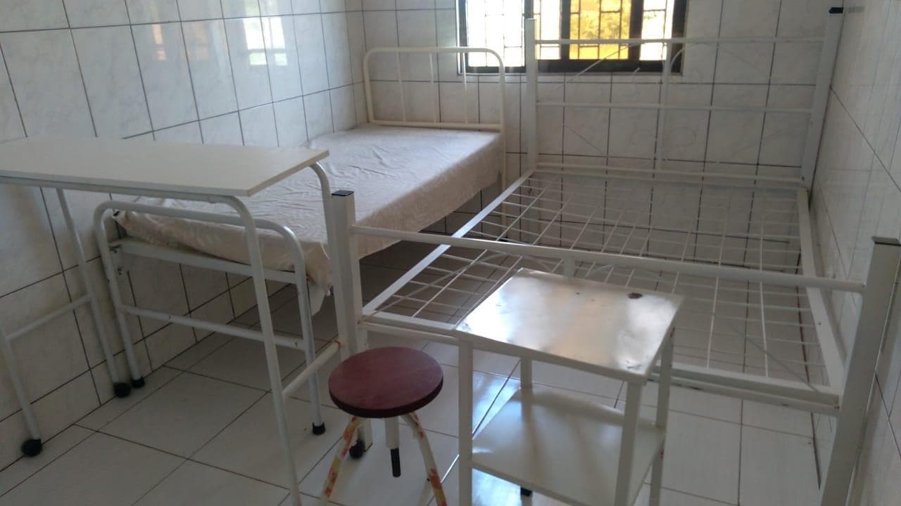 Cama hospitalar, mesa do leito, estante, base metálica e banquinho. · — imagem 2