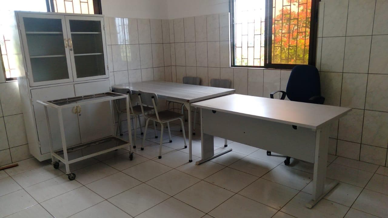 Secretária, mesa, armário, mesinha, cadeiras fixas e giratória ·