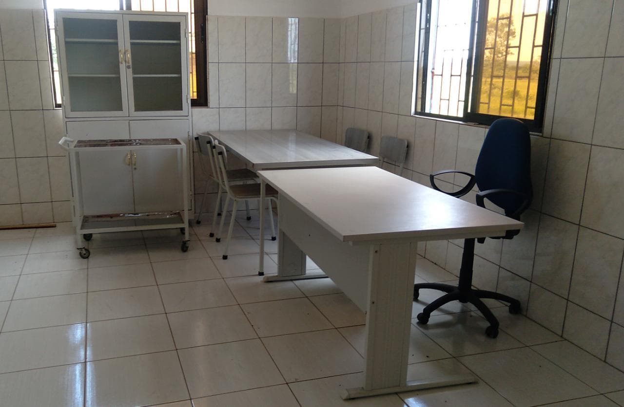 Secretária, mesa, armário, mesinha, cadeiras fixas e giratória · — imagem 2