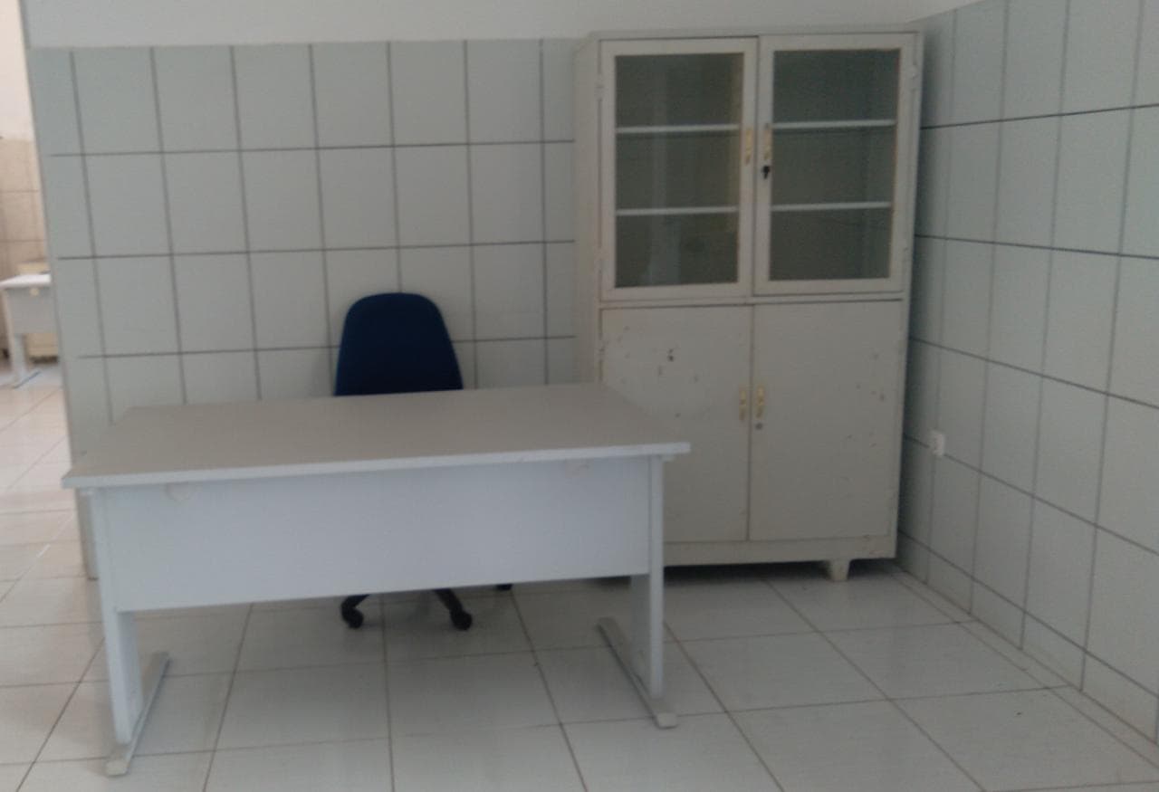 Secretária,  cadeira giratória e armário.  ·