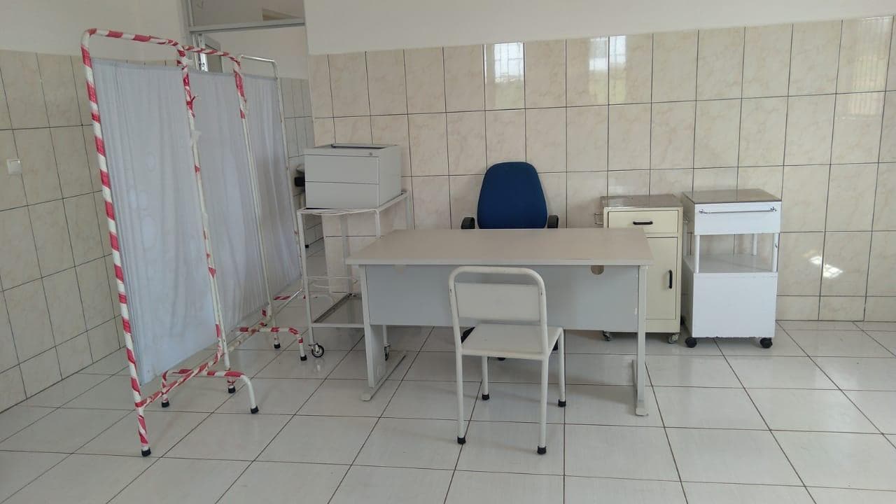 Secretaria, cacifos metálicos,  mesinha, reparador,  cadeira giratória e fixa metálica. ·